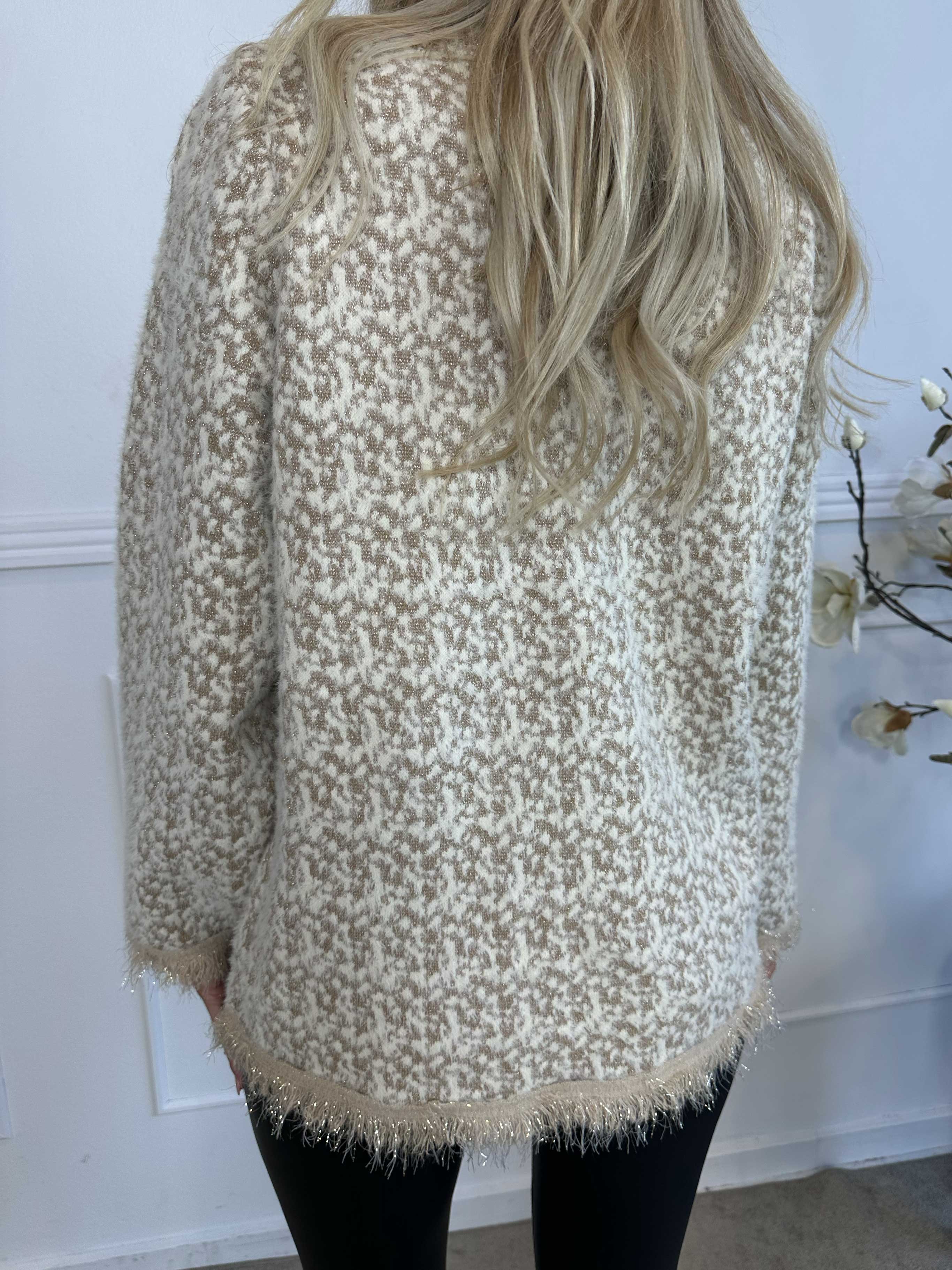 Larna - Mjuk och mysig kofta med glittertrådar och guldknappar